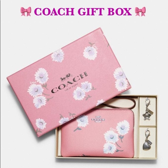 Coach Handbags - NWT COACH Boxed Corner Zip Wristlet Daisy Print